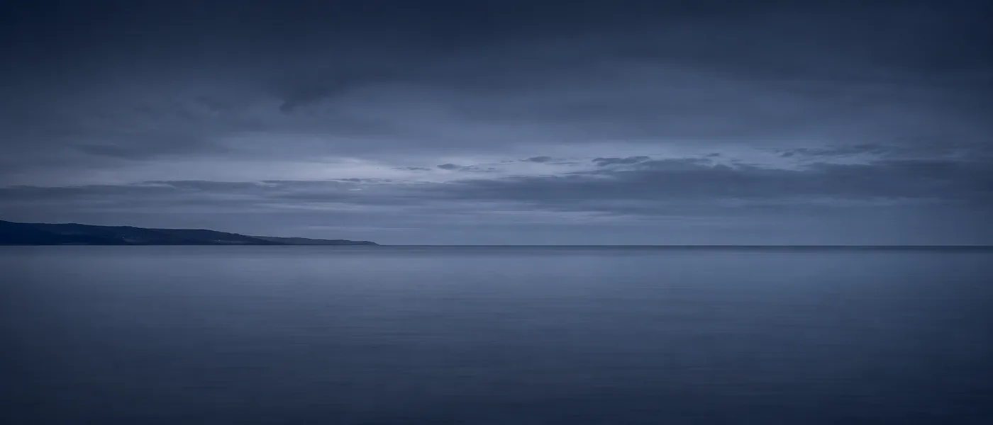 Plan d'eau du Golfe de Saint-Tropez à l'aube — mouillage superyacht et yacht charter