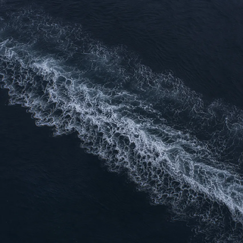 Sillage vu du ciel au large de Saint-Tropez — broker yacht charter Méditerranée