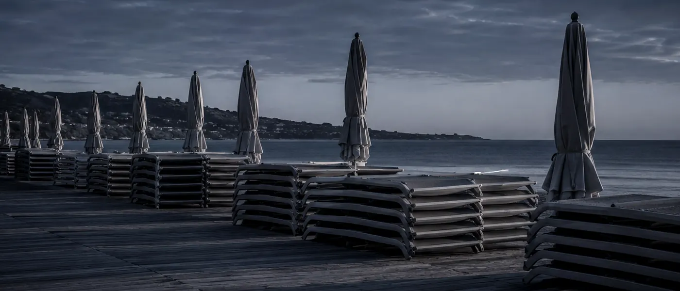 Plage privée fermée hors saison, transats empilés et parasols repliés — Cavalaire-sur-Mer, Var 83