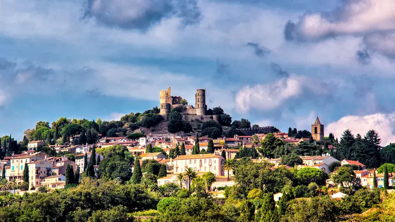 Château médiéval de Grimaud — village perché Var 83