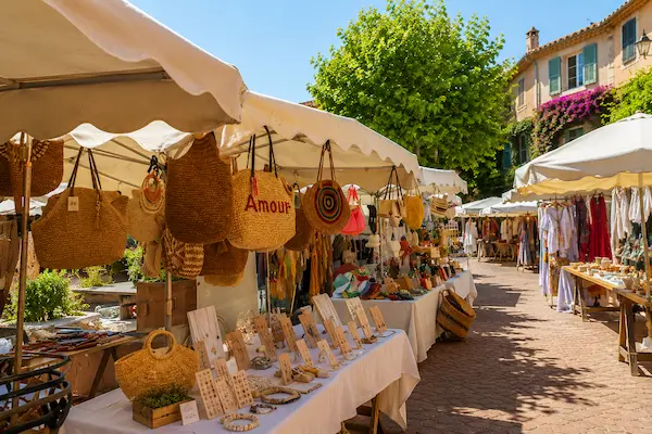 Marché et artisanat à Cogolin — Golfe de Saint-Tropez