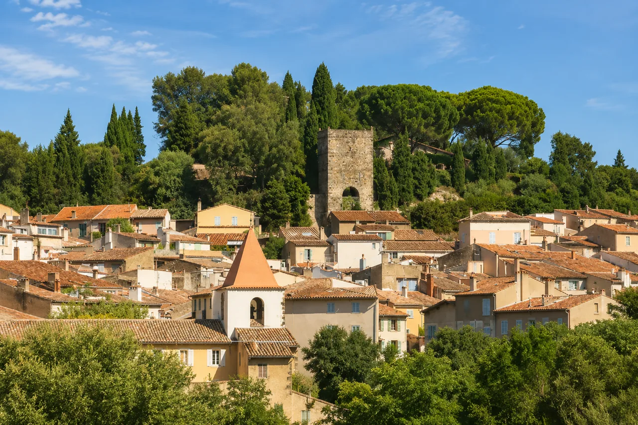 Vue panoramique de Cogolin — village et Golfe de Saint-Tropez, Var 83
