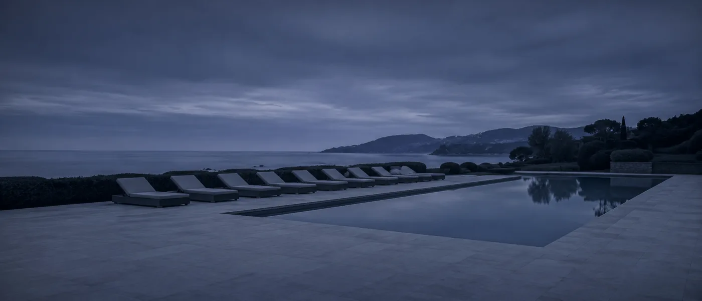 Terrasse et bassin d'une villa de prestige à l'aube, Golfe de Saint-Tropez — conciergerie de luxe