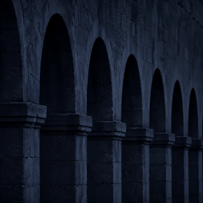 Arcades romaines en enfilade dans l'ombre — Fréjus, Var 83