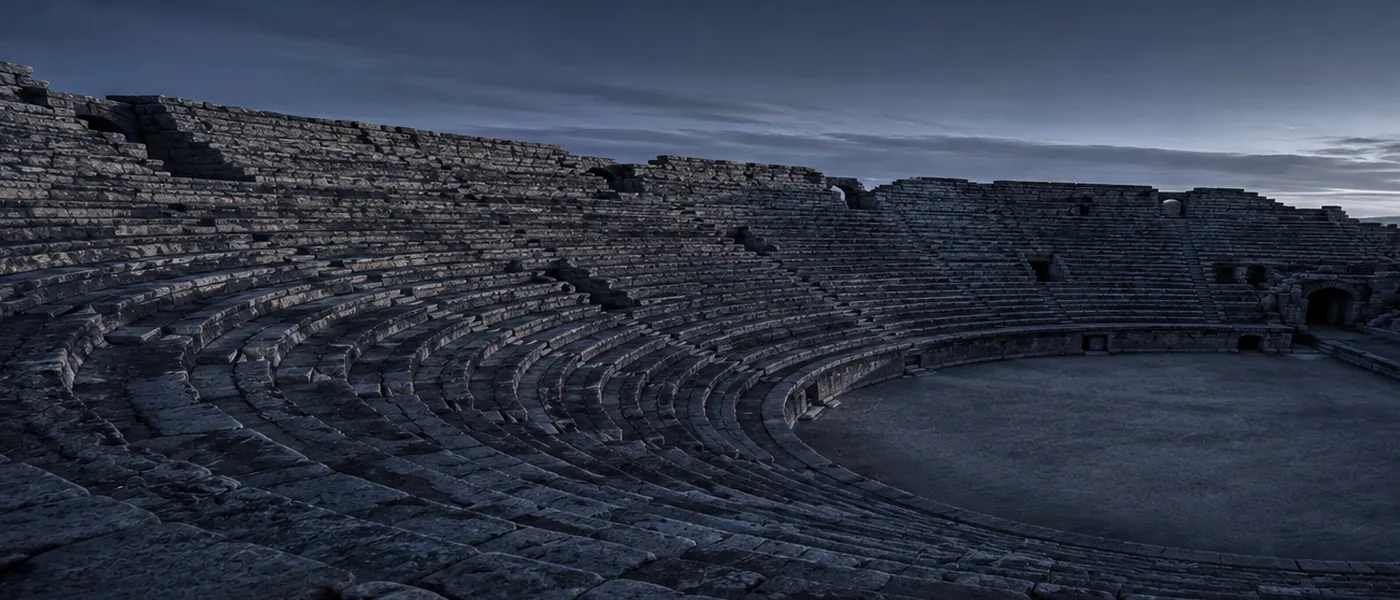 Gradins déserts de l'amphithéâtre romain de Fréjus au petit matin — Var 83