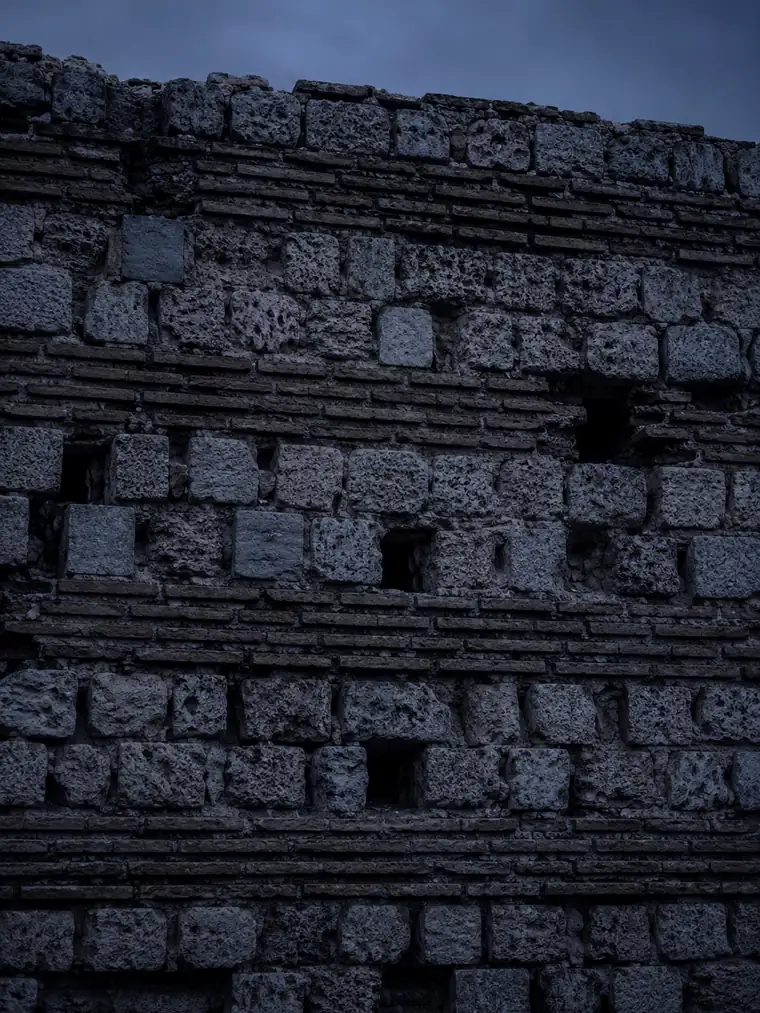 Mur romain en petit appareil et assises de brique — Fréjus, Var 83