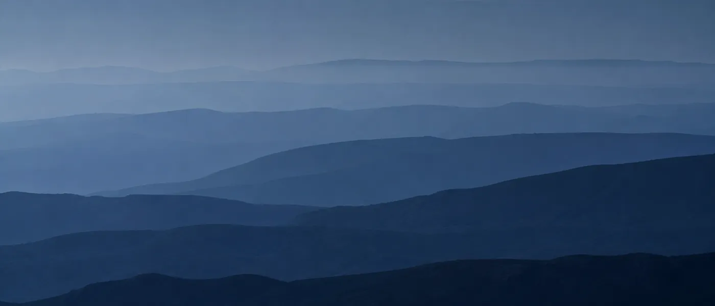 Crêtes des Maures en plans successifs vues depuis Gassin au petit matin, Var 83