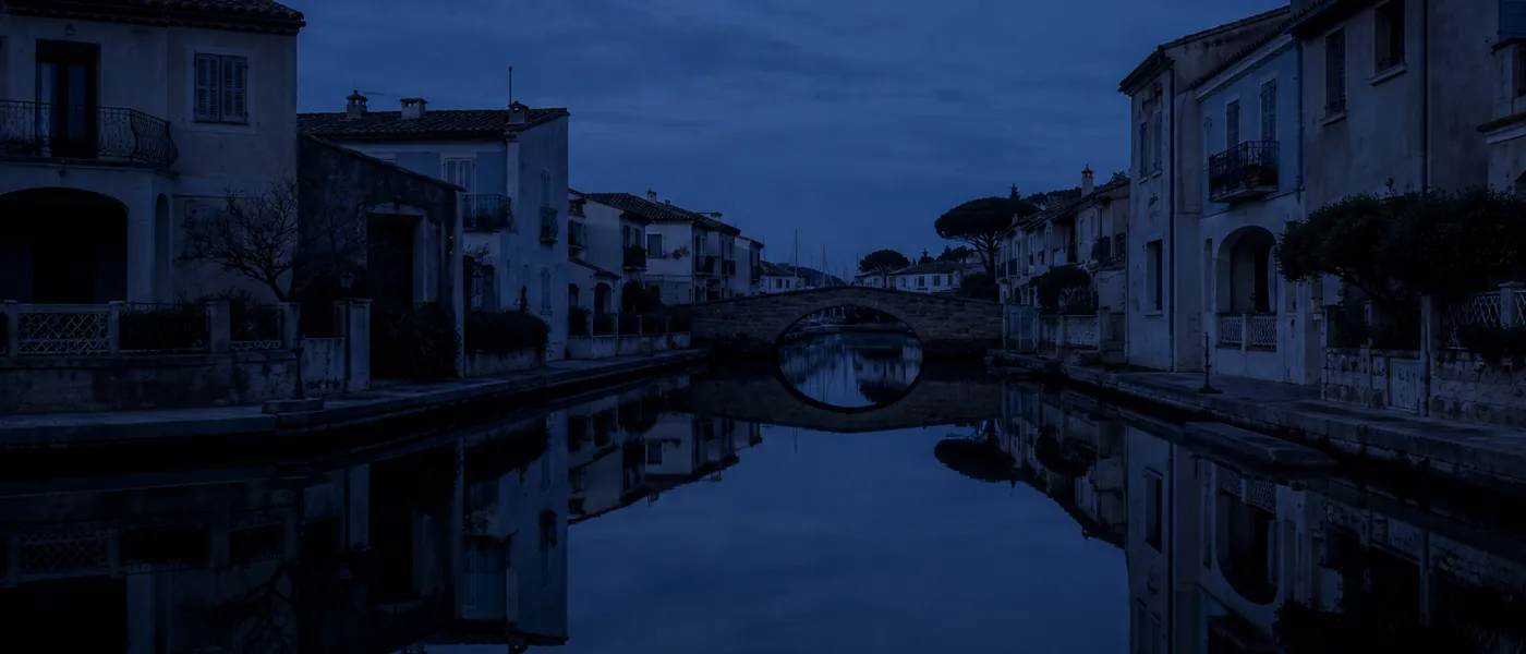 Canal de Port Grimaud à l'heure bleue — cité lacustre du Golfe de Saint-Tropez, Var 83