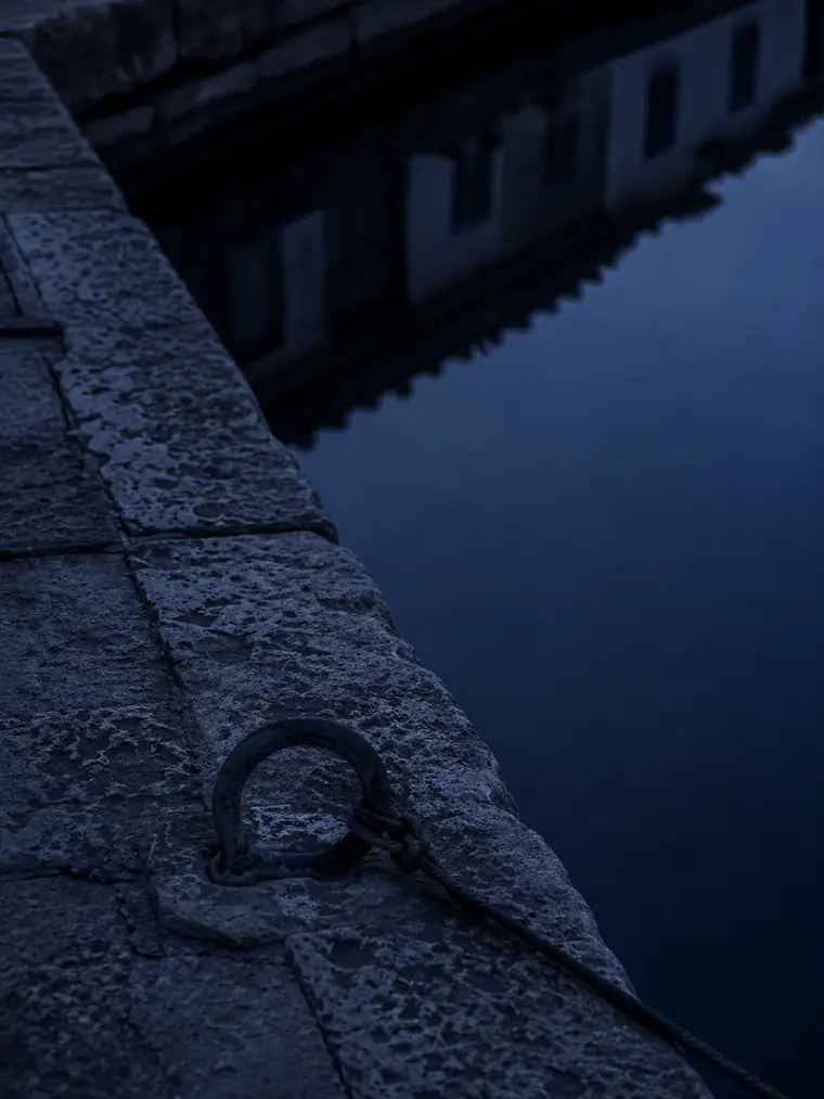 Quai de pierre et anneau d'amarrage sur un canal de Port Grimaud, Var 83