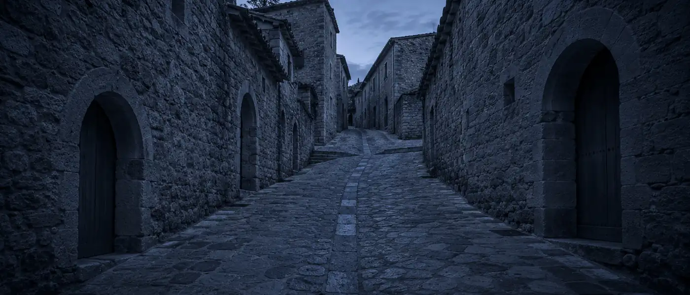 Ruelle pavée du village médiéval de Grimaud au petit matin — Var 83