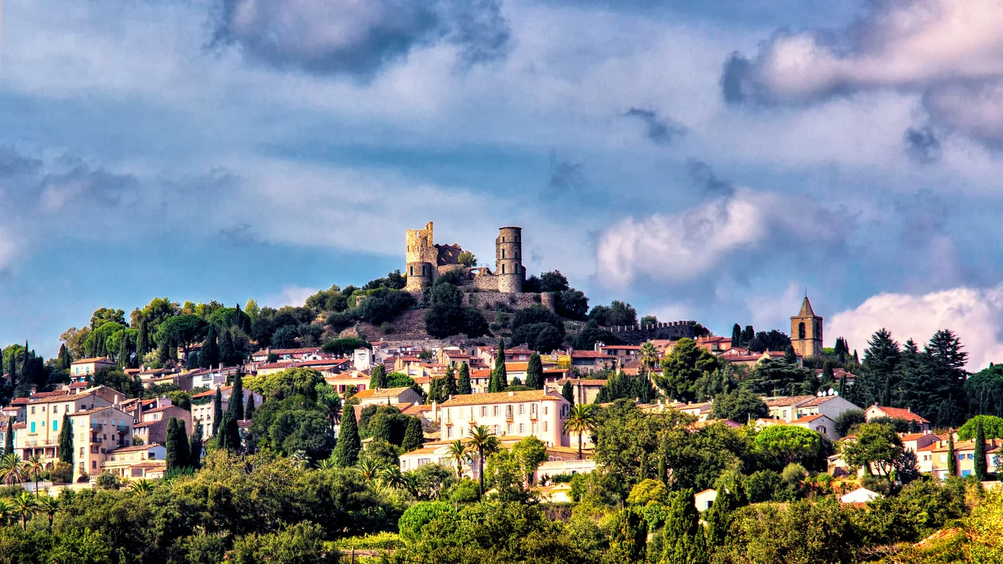 Village médiéval de Grimaud — château et ruelles provençales, Golfe de Saint-Tropez Var 83