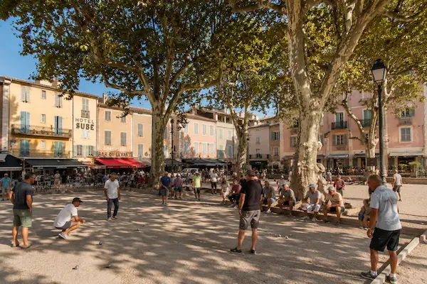 Place des Lices à Saint-Tropez — marché provençal