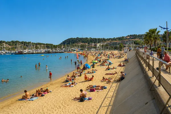 Plage de Cavalaire-sur-Mer — sable fin et mer turquoise, Var 83