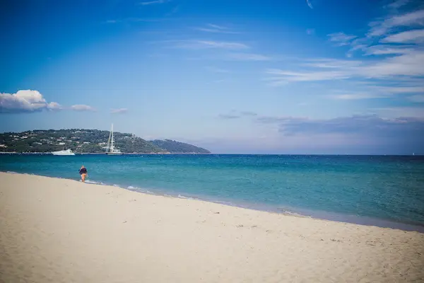 Plage de Pampelonne — restaurants de plage et mer turquoise, Ramatuelle Var 83