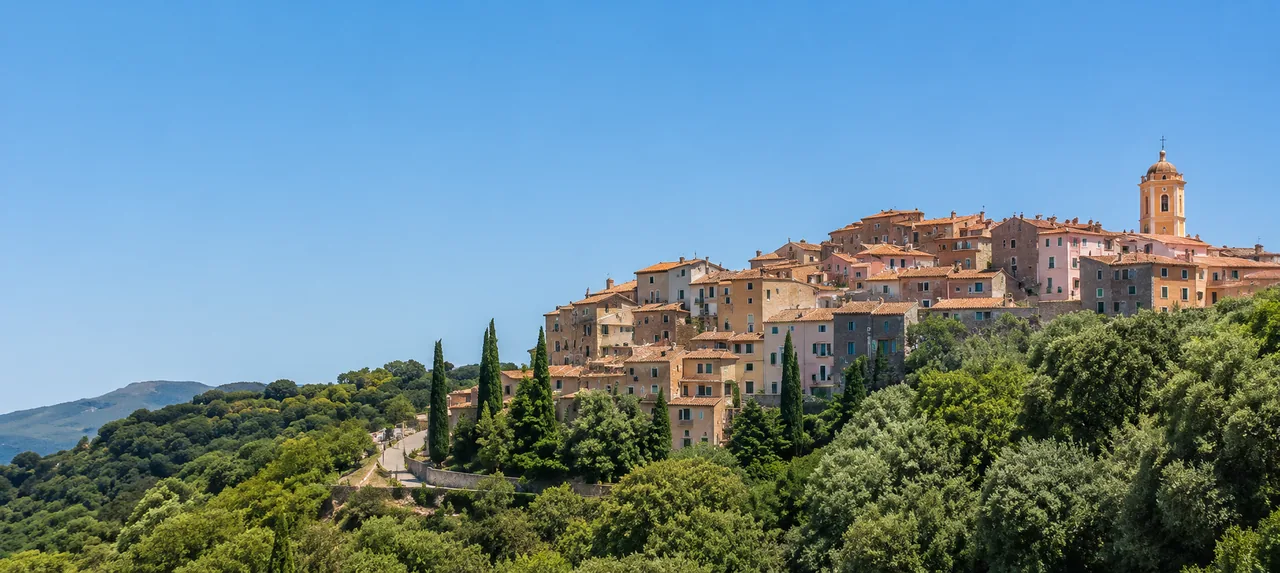 Vue panoramique sur Ramatuelle — vignobles, village perché et mer, Var 83