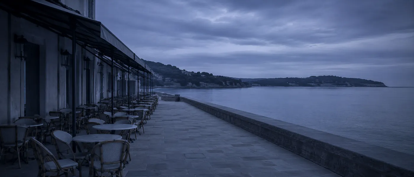 Terrasse de restaurant vue mer avant l'ouverture, Golfe de Saint-Tropez