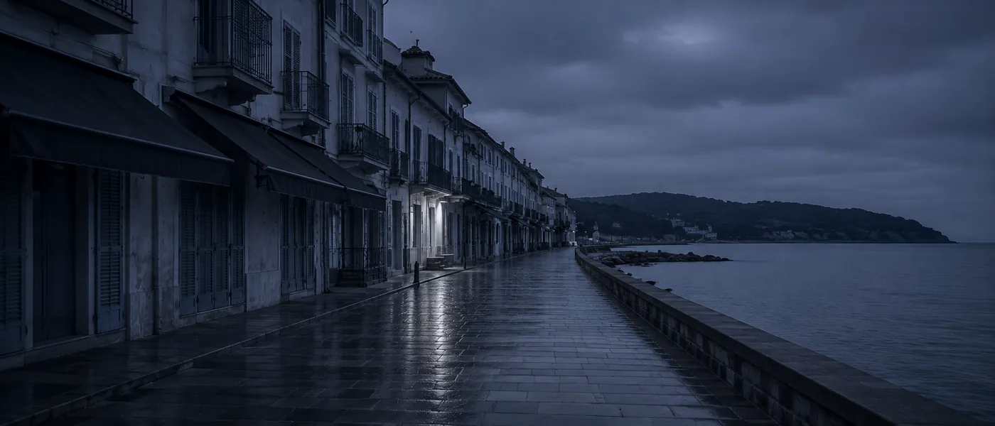 Promenade du front de mer de Sainte-Maxime hors saison, une devanture éclairée