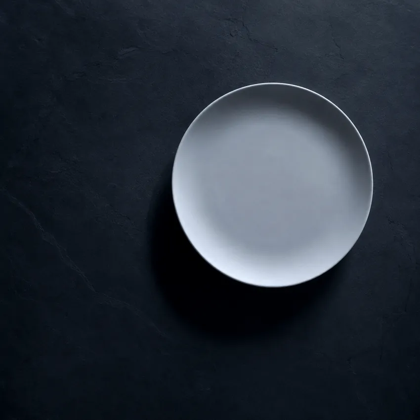Assiette vide sur ardoise sombre, vue de dessus — restaurant Var 83