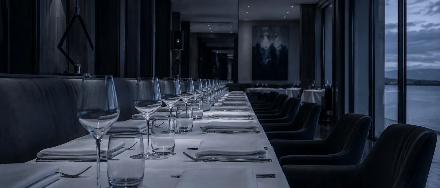 Longue table dressée avant le service, verres et couverts alignés — restaurant Var 83