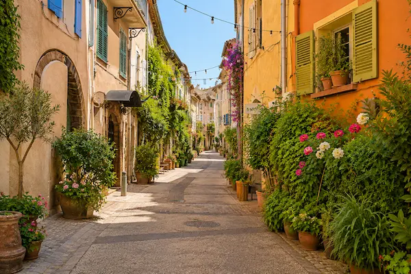 Rues de Cogolin — village provençal du Golfe de Saint-Tropez