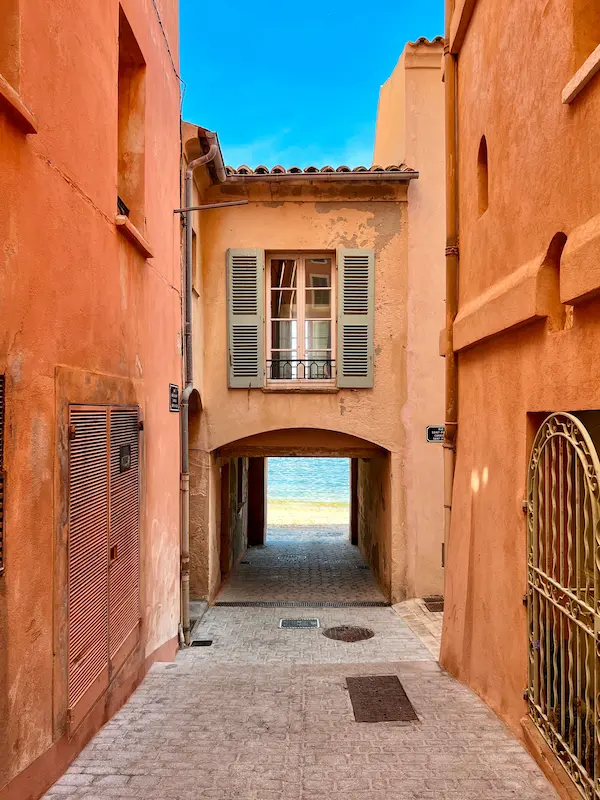 Ruelle de Saint-Tropez — clocher et village provençal, Var 83