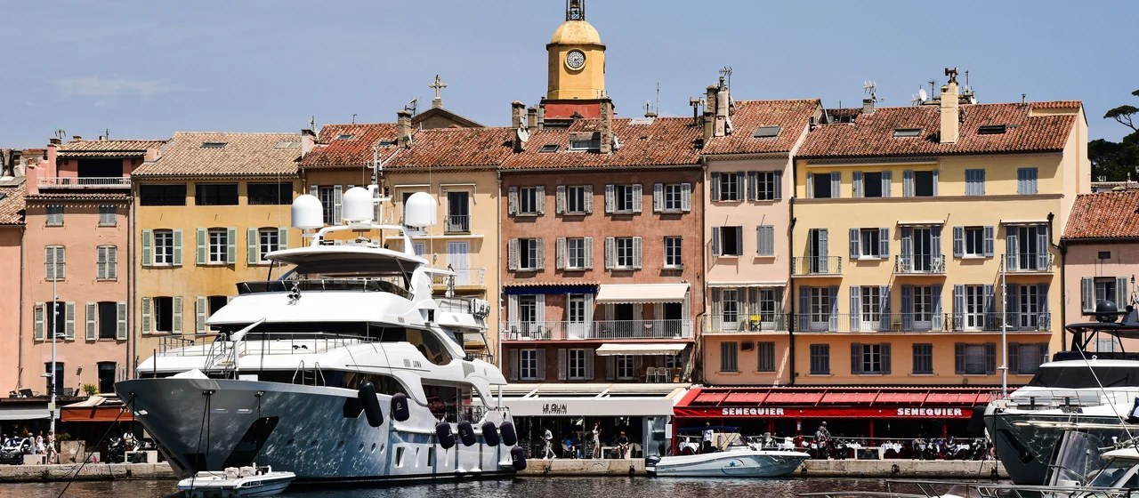 Port de Saint-Tropez — yachts, façades colorées et clocher, Var 83