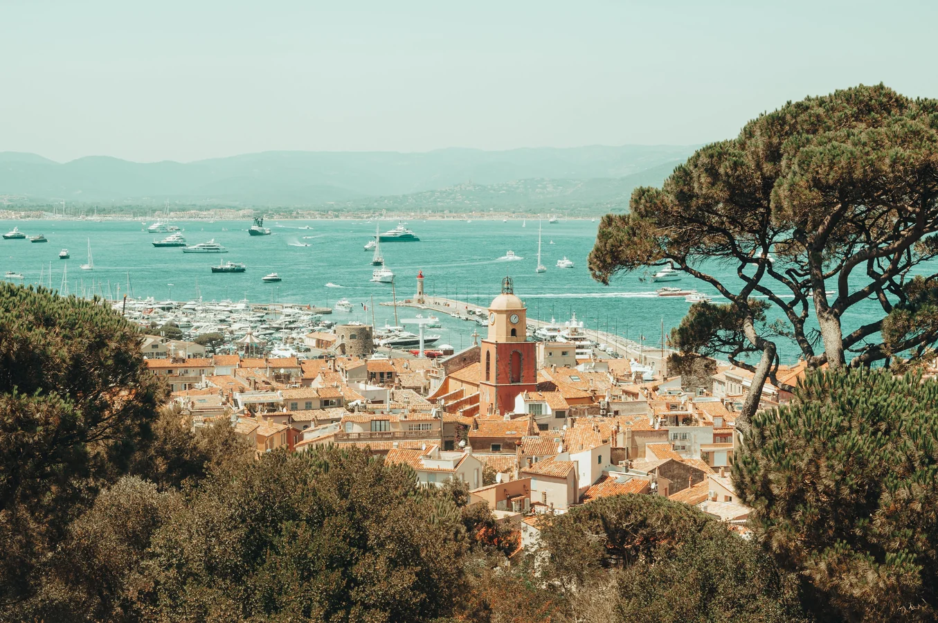Vue panoramique de Saint-Tropez — port, village et yachts, Var 83
