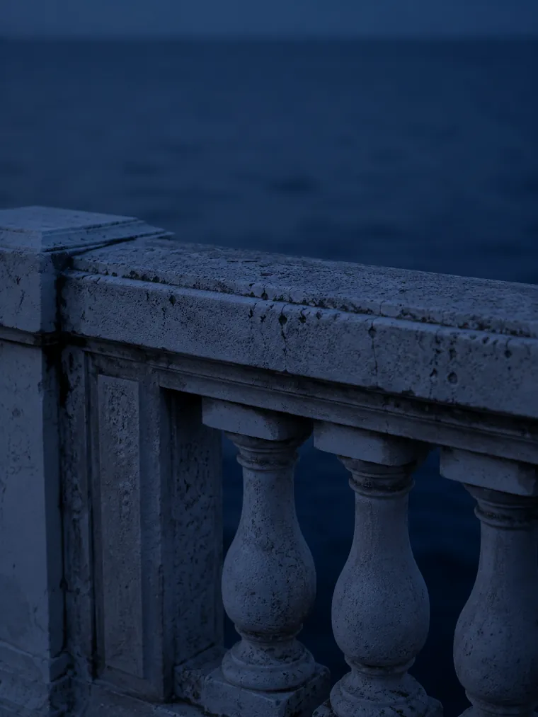 Balustrade de pierre du front de mer de Sainte-Maxime au crépuscule, Var 83