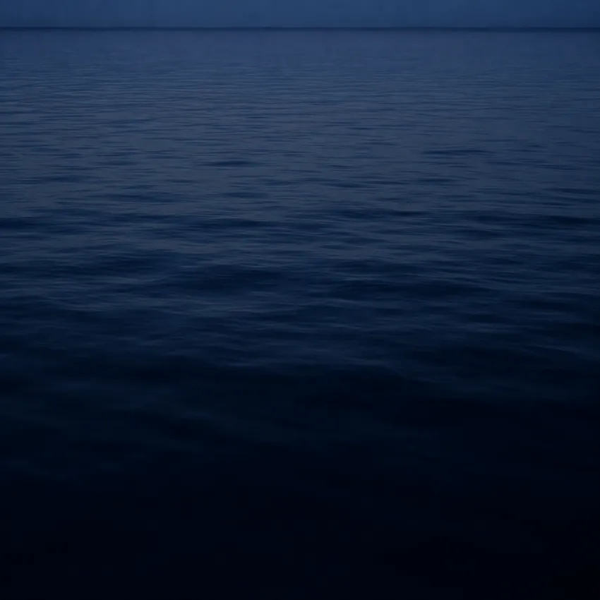 Surface de mer calme au crépuscule dans le Golfe de Saint-Tropez, Sainte-Maxime Var 83