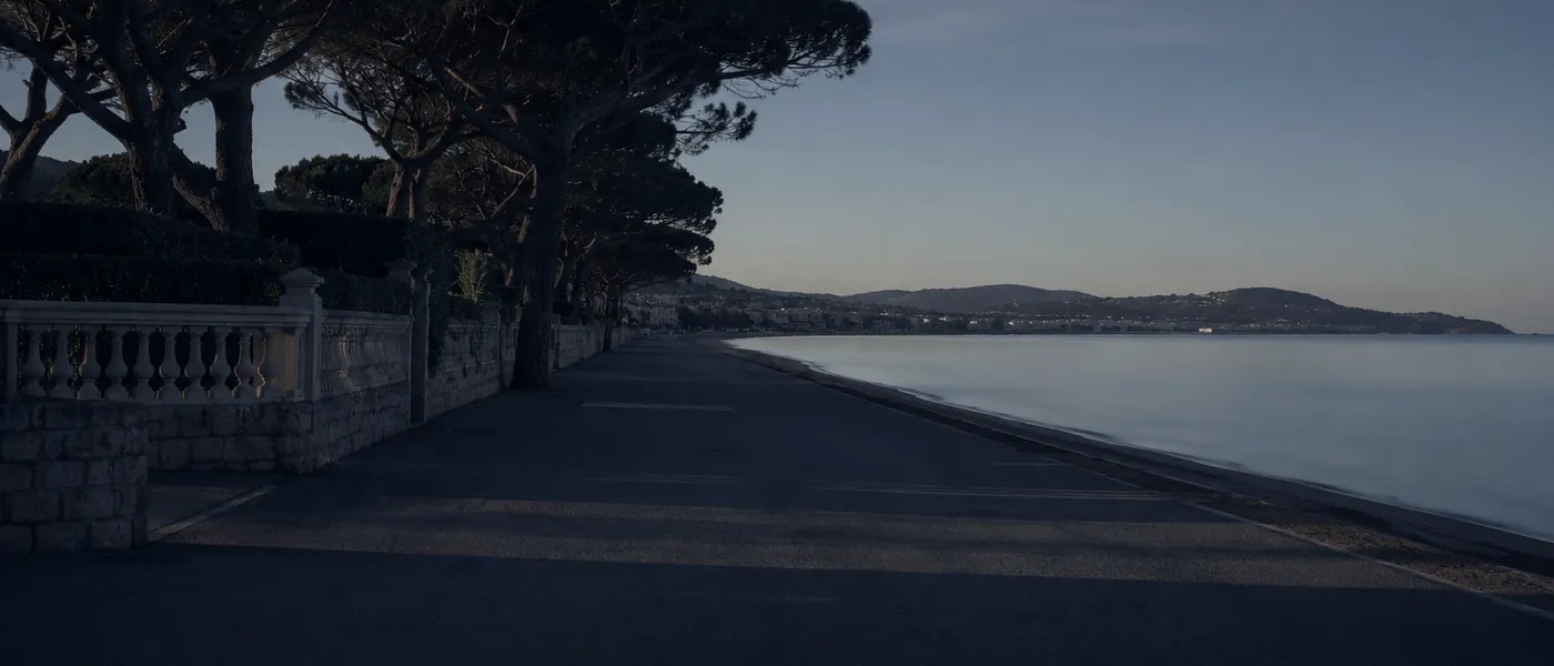 Promenade du front de mer de Sainte-Maxime au petit matin — Golfe de Saint-Tropez, Var 83