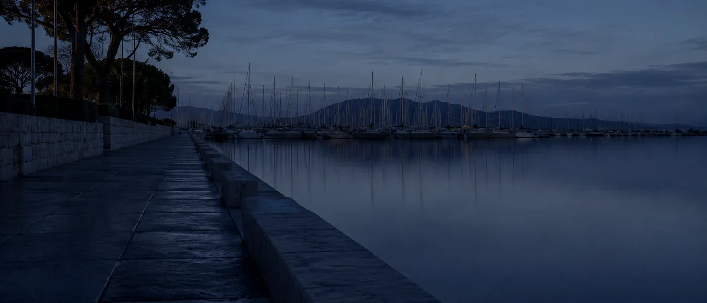 Quai désert du port de plaisance de Saint-Raphaël au petit matin — Var 83