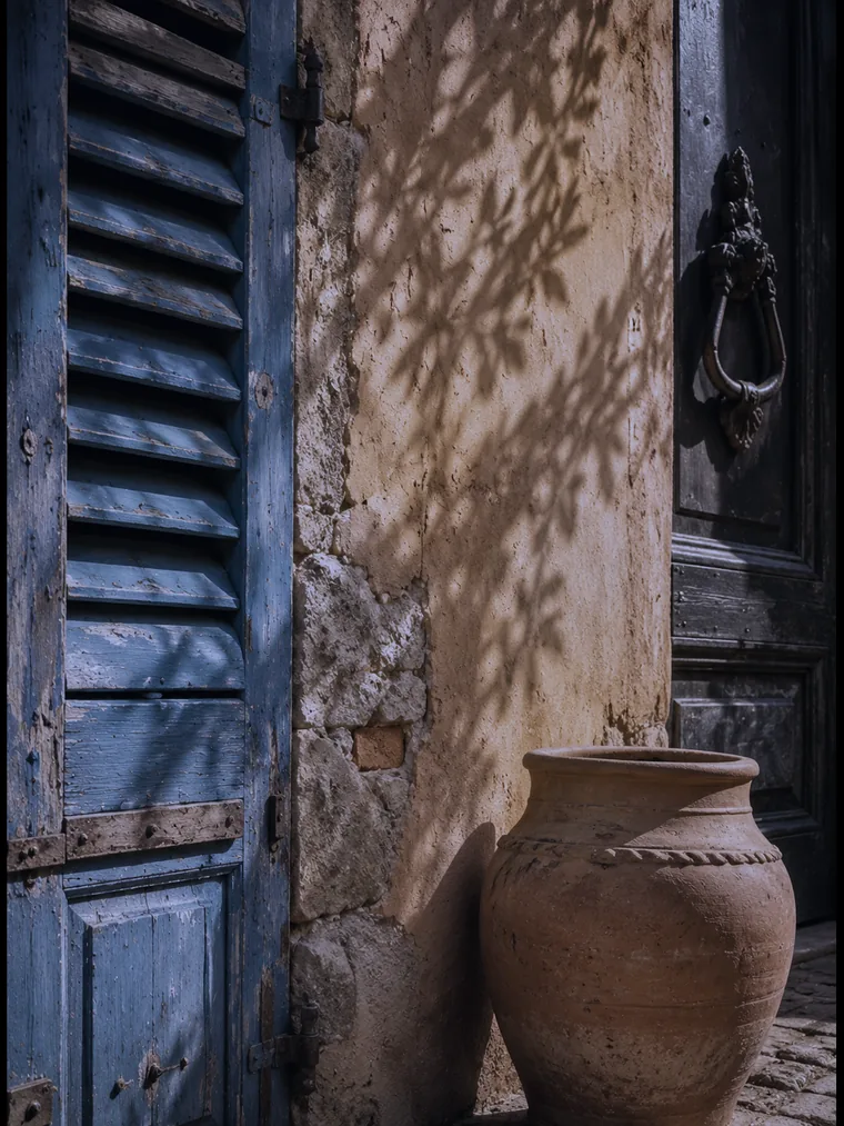 Volets anciens et jarre en terre cuite — village de Saint-Tropez, Var 83