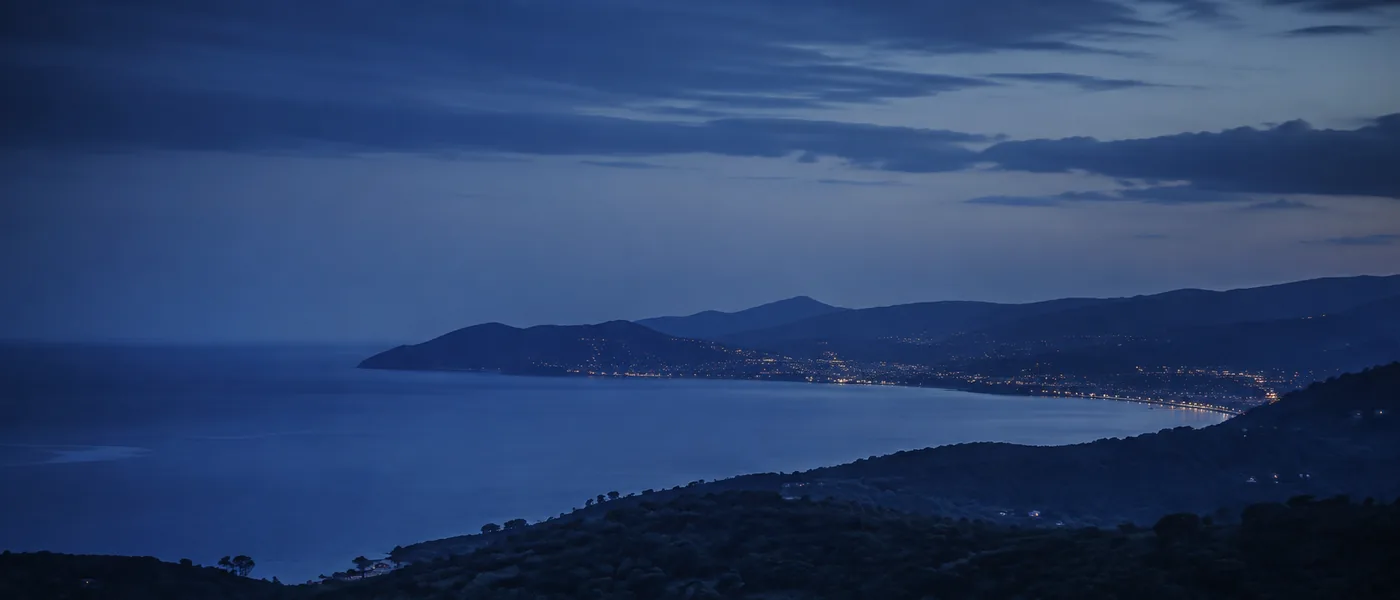Golfe de Saint-Tropez à l'heure bleue — vue depuis les hauteurs, Var 83