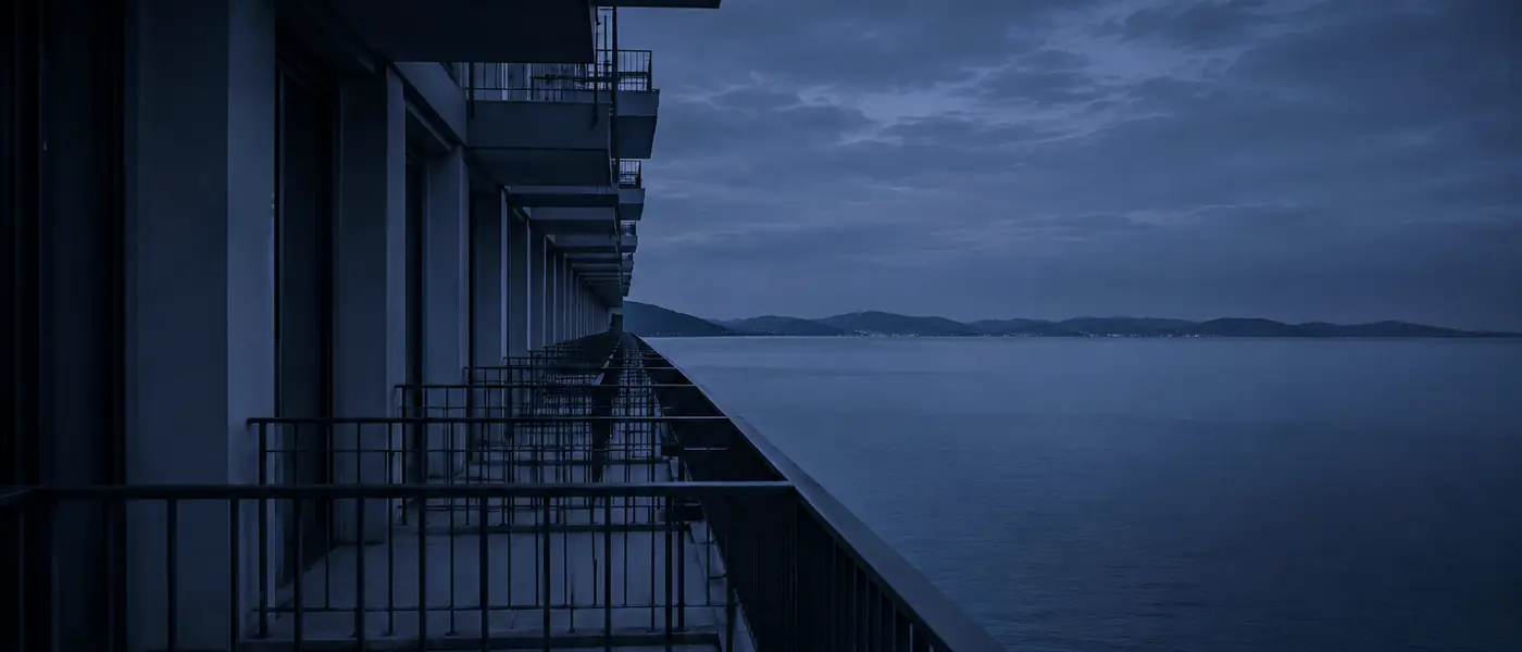 Rangée de balcons d'une résidence face au Golfe — Sainte-Maxime, Var 83