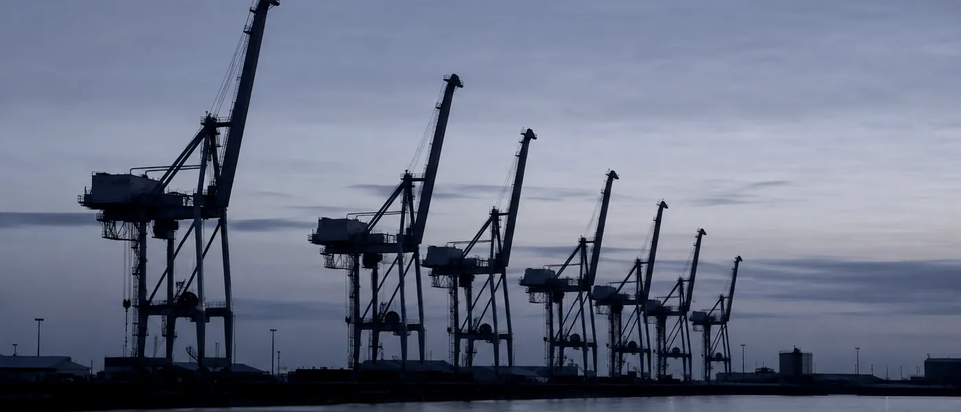 Grues portuaires en enfilade sur le quai au petit matin — Toulon, Var 83