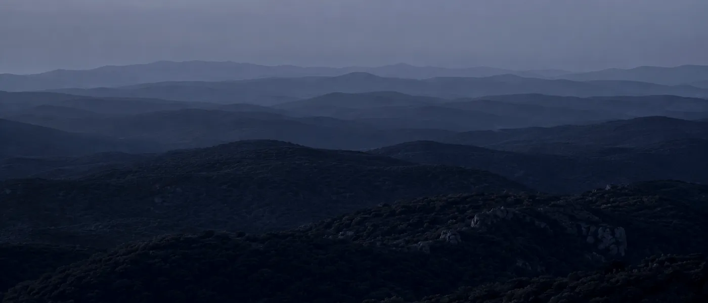 Collines boisées du massif varois en plans successifs au petit matin — Var 83