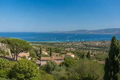 Vue sur le Golfe de Saint-Tropez depuis Grimaud, Var 83