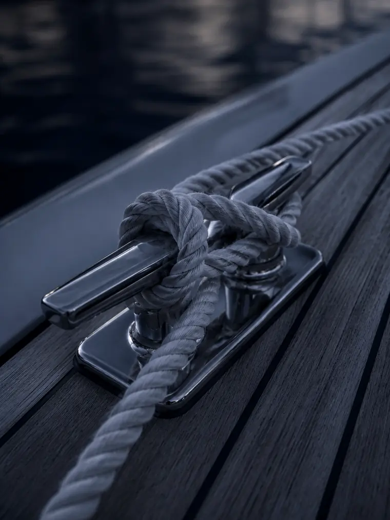 Amarre lovée sur un taquet inox, pont en teck — yacht, Golfe de Saint-Tropez
