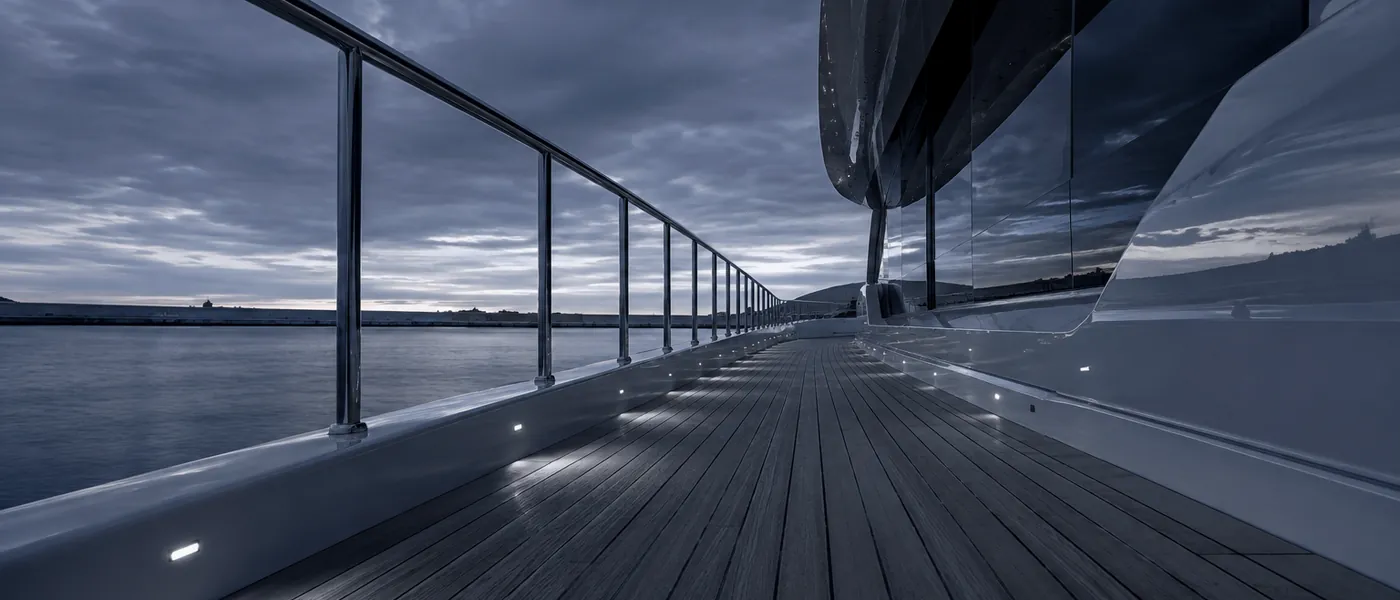 Pont en teck désert d'un yacht au petit matin, main courante inox — Golfe de Saint-Tropez