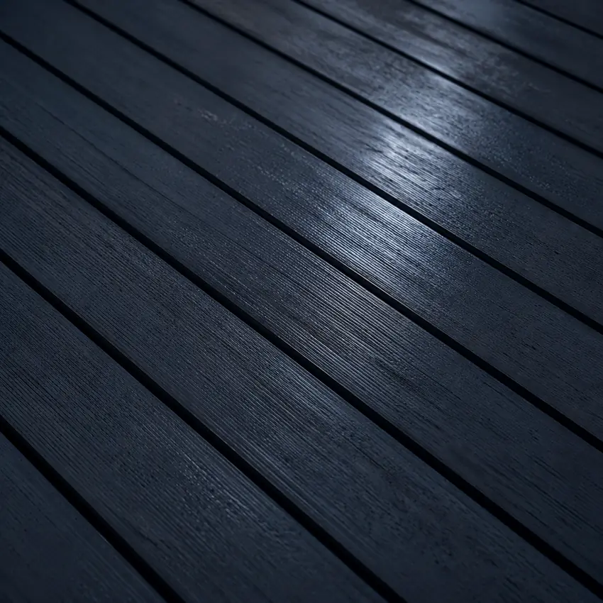 Lames de teck et joints noirs d'un pont de yacht — détail, Golfe de Saint-Tropez